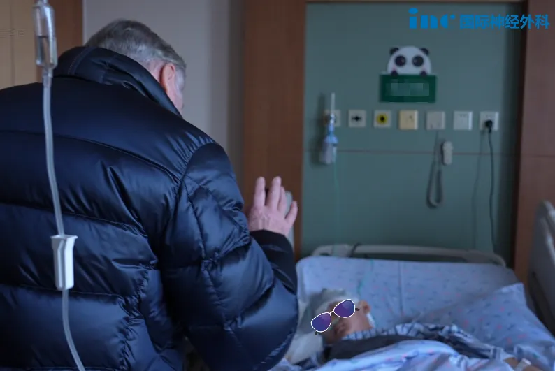 术后第2天，巴教授再次来到病房，看望这个可爱的男孩。