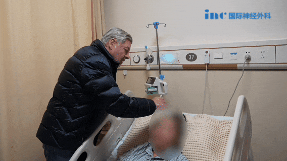 术后第四天，术后核磁证实肿瘤全切，巴教授竖起大拇指,用中文告诉武女士：“一切都很好！”