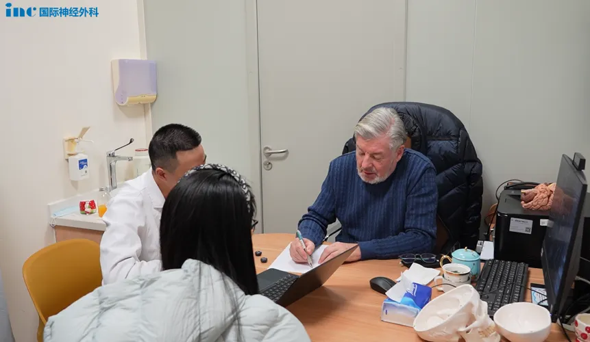 这是一个可手术切除的病变， 实现近乎全切的可行性很高，预后情况也非常好，术后她有望恢复正常生活。肿瘤已经浸润大脑前动脉的血管，继续保留肿瘤、任由它生长的情况并不乐观。血管受损确实会引发很严重的状况，但我在这类肿瘤的手术中，还未出现过血管受损的情况。我经手的很多肿瘤都存在这类血供情况，不用担心，我能轻松处理这个问题。