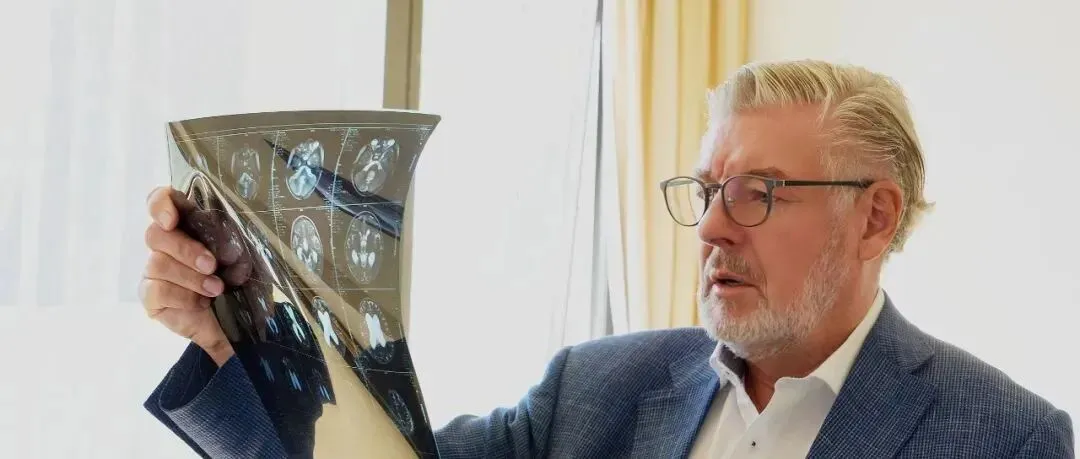 巴教授仔细分析了郑先生的影像后，给出了明确答复：    “影像显示了位于C1颈髓内的一个海绵状血管畸形此前导致了一次内生性出血，进而向上扩展到延髓下部。实际上，导致最初出血的根本原因是位于脊髓右侧的血管畸形。但手术切除技术上完全可行。我知道如何安全暴露病灶，虽然不是紧急手术，但结合你之前的出血情况，尽早切除才能避免后续风险。”     同时，教授也坦诚：“之前出血已损伤部分神经，术后症状可能不会完全消失，但会有改善。”