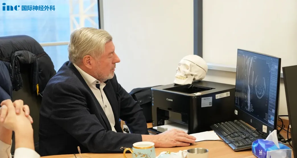 巴教授却说这是女儿的第一次手术，如果能达到高切除率，孩子术后的生存周期将显著延长，复发率也会大大降低，避免二次手术带来的伤害。