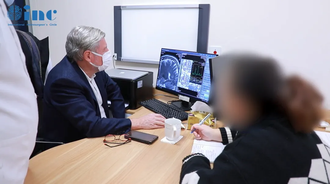 巴教授进行术前谈话