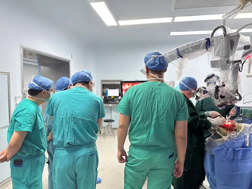 青年医生旁观学习