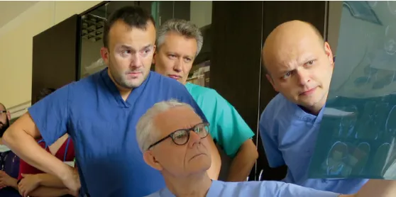 一开始是眼球转动受限(核间眼肌麻痹),后面快速发展成了严重的共济失调和右侧肢体无力,甚至无法直立行走,随后又出现吞咽障碍和左侧面瘫,直到她生活不能自理。