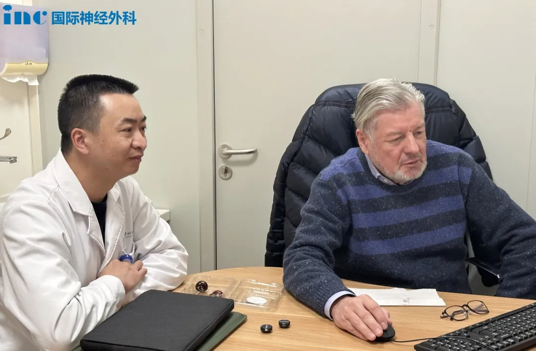 巴教授还为两名明日即将接受示范手术的患者进行了术前谈话。