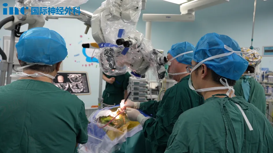 在巴特朗菲教授的主刀与苏州大学附属儿童医院神经外科团队的鼎力配合下,得以顺利完成
