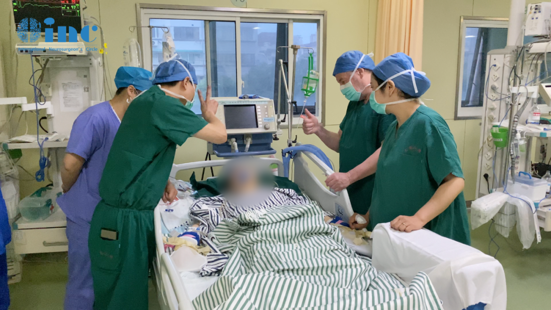 ICU里，巴教授来看我，为我点赞，一直鼓励我。