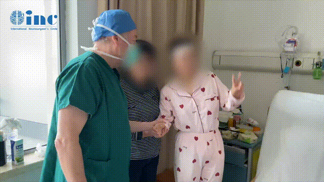 术后第5天时，巴教授再次来到病房查房，我已经可以下床活动。