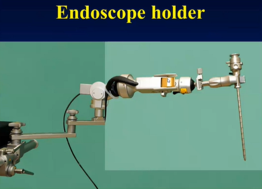 施罗德教授有时会用这个器械同时作为切开器和内镜器械的通路，为了尽量做到全切病变，他还会使用内镜机械臂来固定内镜的摄像头。