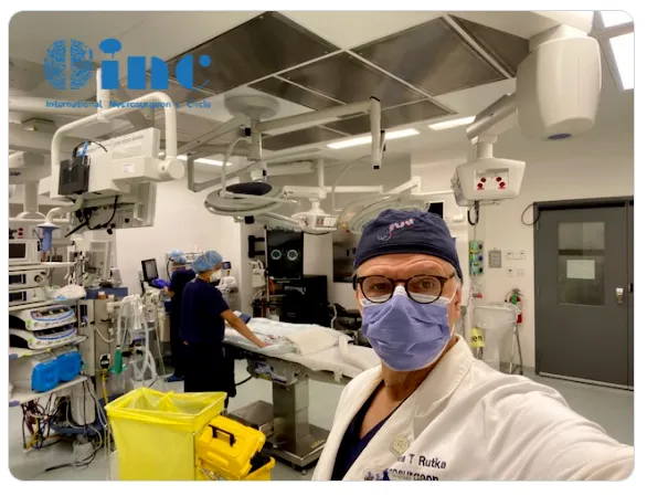 Rutka教授及团队手术准备中