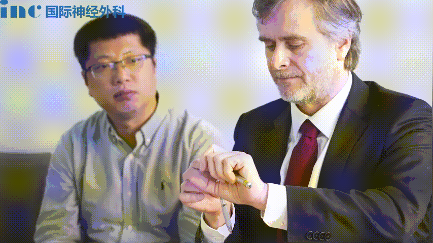 福教授在INC沙龙时，演示“筷子技术”