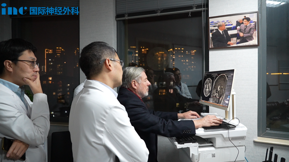 夜幕降临，抵达后的巴教授和中国手术团队讨论手术方案，与家属术前谈话，为第二天的手术做充分的准备。