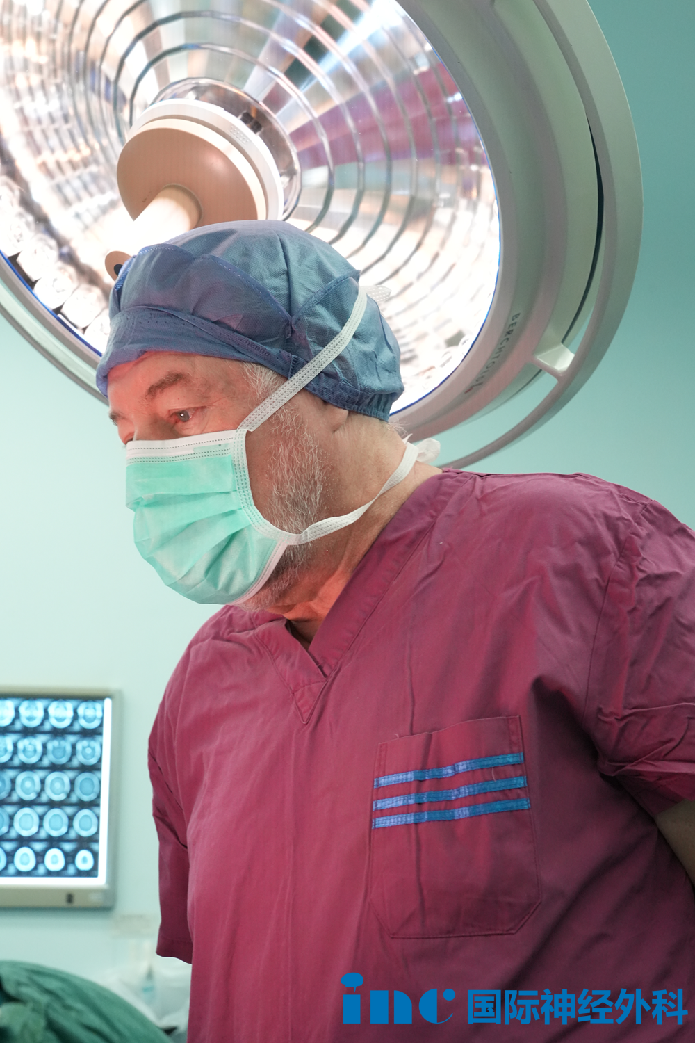 手术室光芒四射的无影灯