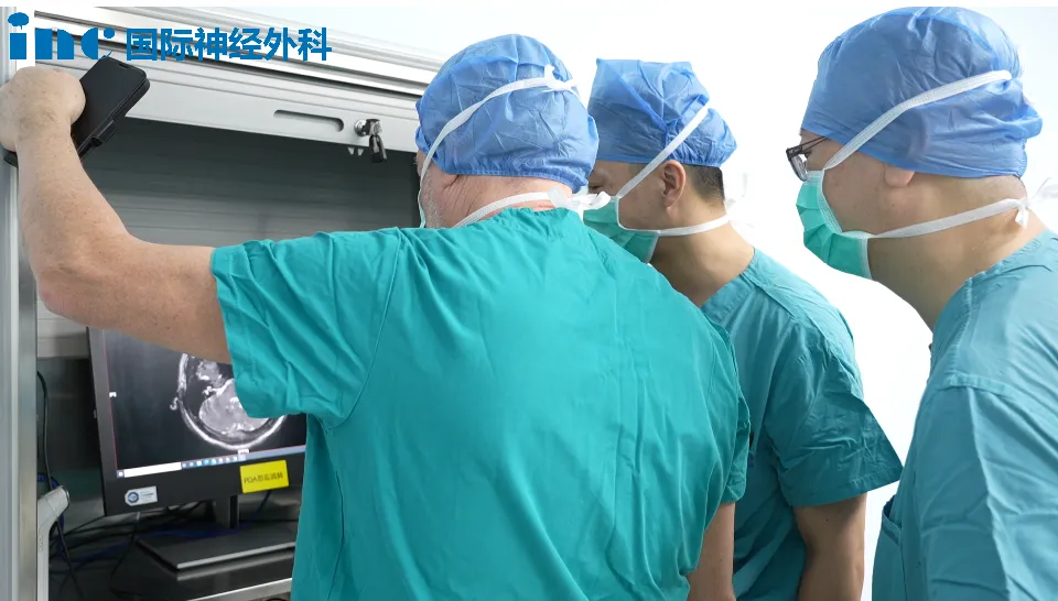 术前，INC巴教授再次分析秦女士复杂情况