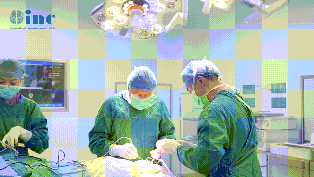 巴教授主刀手术中