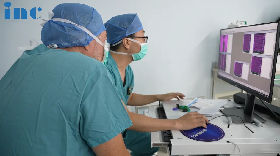 手术全程在神经电生理检测下安全进行，术后巴教授了解患者术中电生理检测数据