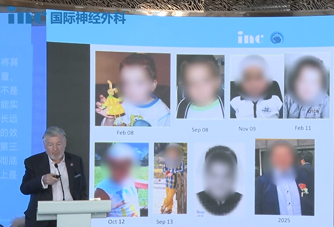 照片里的男孩已长成挺拔的男人