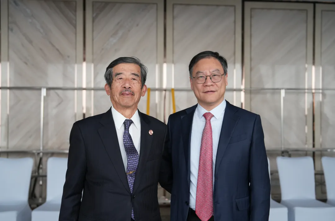 INC Kawase教授(左)与兰青教授(右)于INC世界神经外科顾问团云端峰会