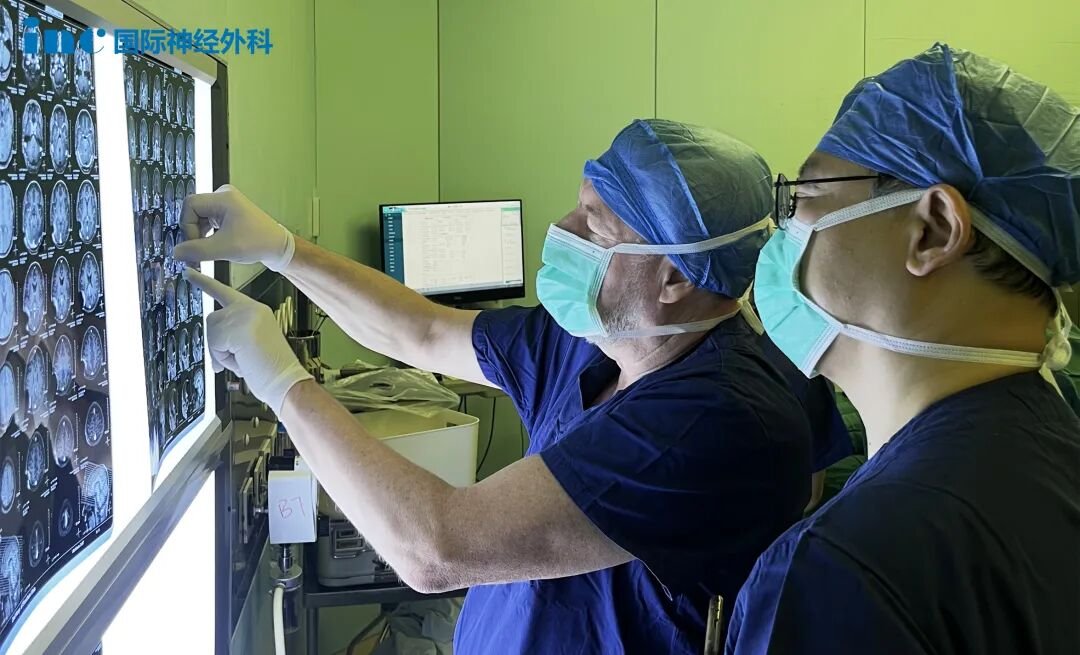 INC巴特朗菲教授苏州大学附属第二医院示范手术期间，与兰青教授术前讨论