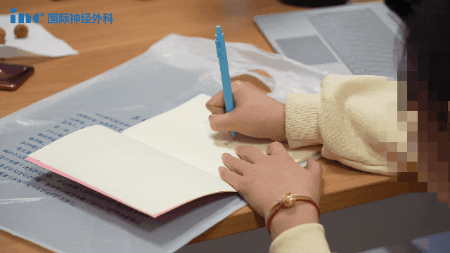 女孩术后当天恢复了意识，能与他人正常沟通，第2天转出ICU，肢体活动没有受到任何影响。