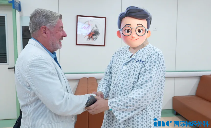 W先生与INC巴特朗菲教授竟是弗莱堡大学的跨届校友；两人又都与德国洪堡基金会结缘——巴教授年轻时曾凭洪堡奖学金赴日研究，W先生则曾担任洪堡基金会德国总理奖学金中国区评委主席。