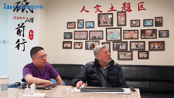 巴教授与北京天坛医院国际部专家术前交流