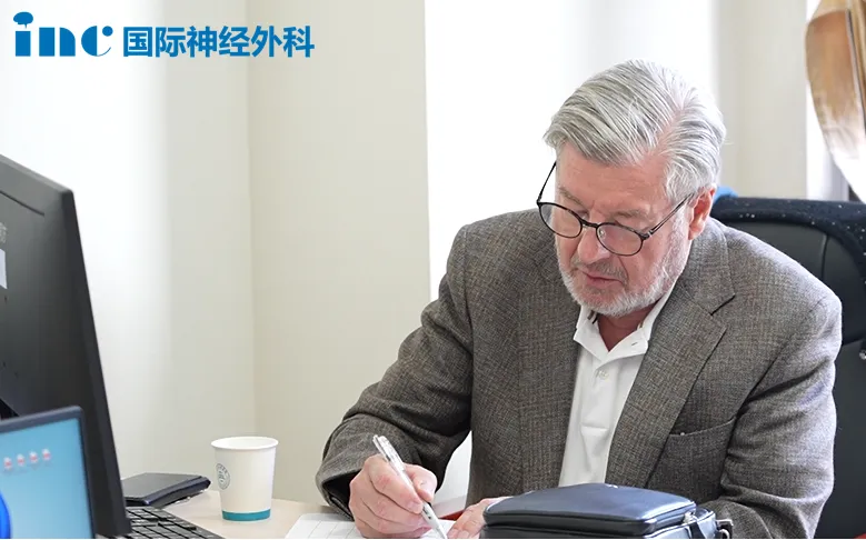 巴教授在详细评估了肿瘤的弥漫性及患者当前状况后，给出了不建议手术、继续规范放化疗的建议。