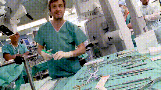 术中采用右侧单鼻孔内镜经鼻“筷子手法”全切了肿瘤