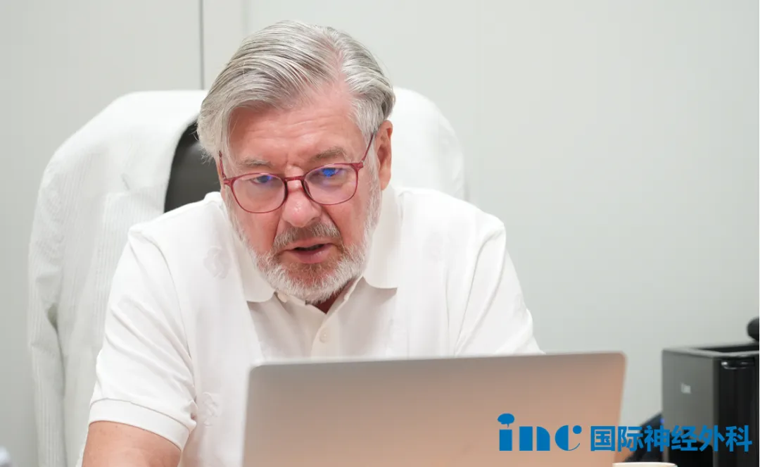 巴教授苏州示范手术进行中