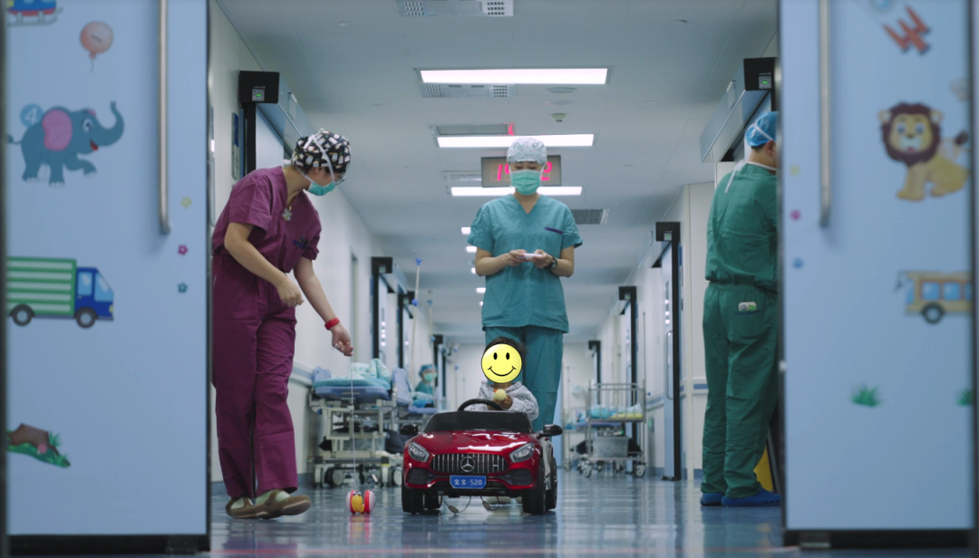 苏州大学附属儿童医院护士会用玩具吸引小朋友进手术室，让他们不再感到孤单和害怕。