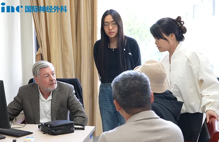 一对儿女带着母亲跨越千里来到首都医科大学附属北京天坛医院,等待着巴特朗菲教授的手术。