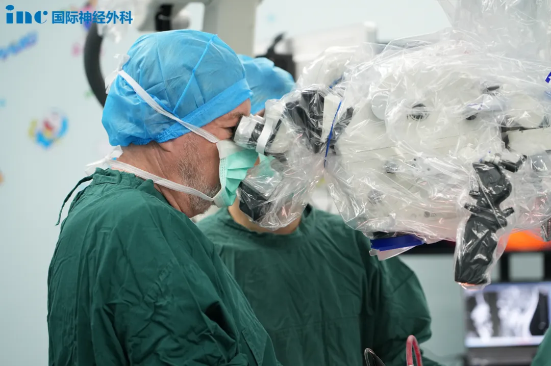 巴特朗菲教授手术采用颅颈交界区标准后正中入路