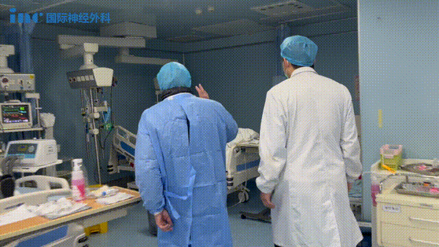 巴特朗菲教授ICU查房时，他仔细检查赵女士的腿部状况，不断鼓励她说“你很勇敢，做得很好”。