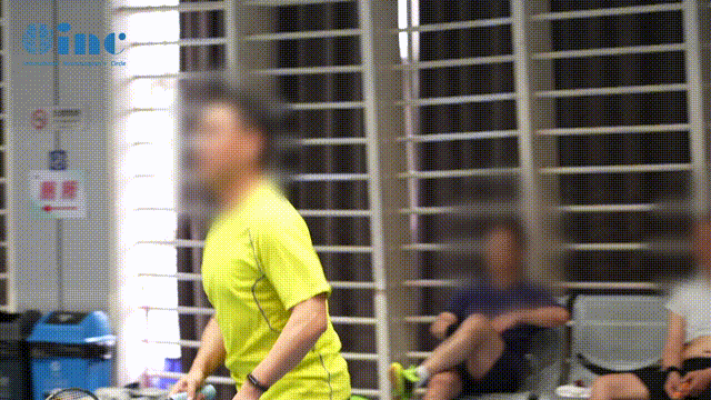 张先生术后在球场打球