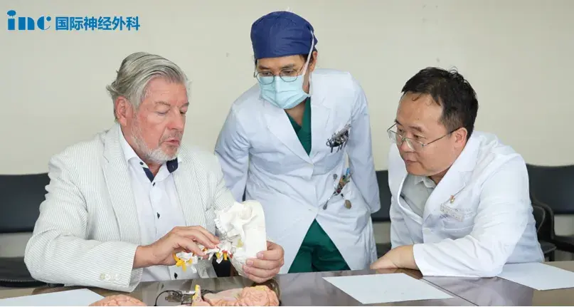 术前谈话结束后,巴特朗菲教授与中山大学附属第一医院专家团队随即投入热烈的手术方案讨论中