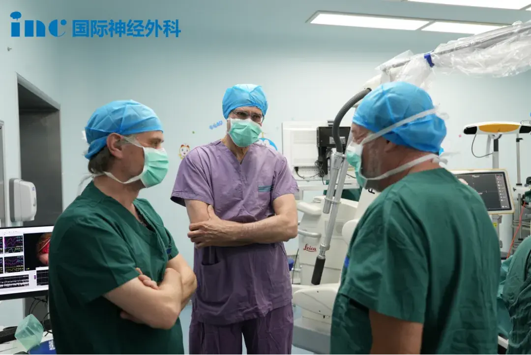 三位大咖共同讨论今日的示范手术