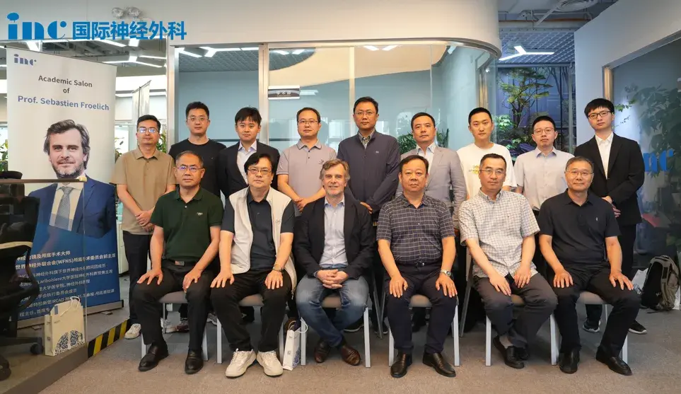 在互动讨论环节,国内神经外科专家就各自在手术过程中遇到的一些困惑与教授进行了一番深入的讨论。
