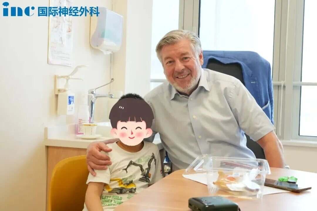 术后3个月随访 小迪给巴教授送了礼物