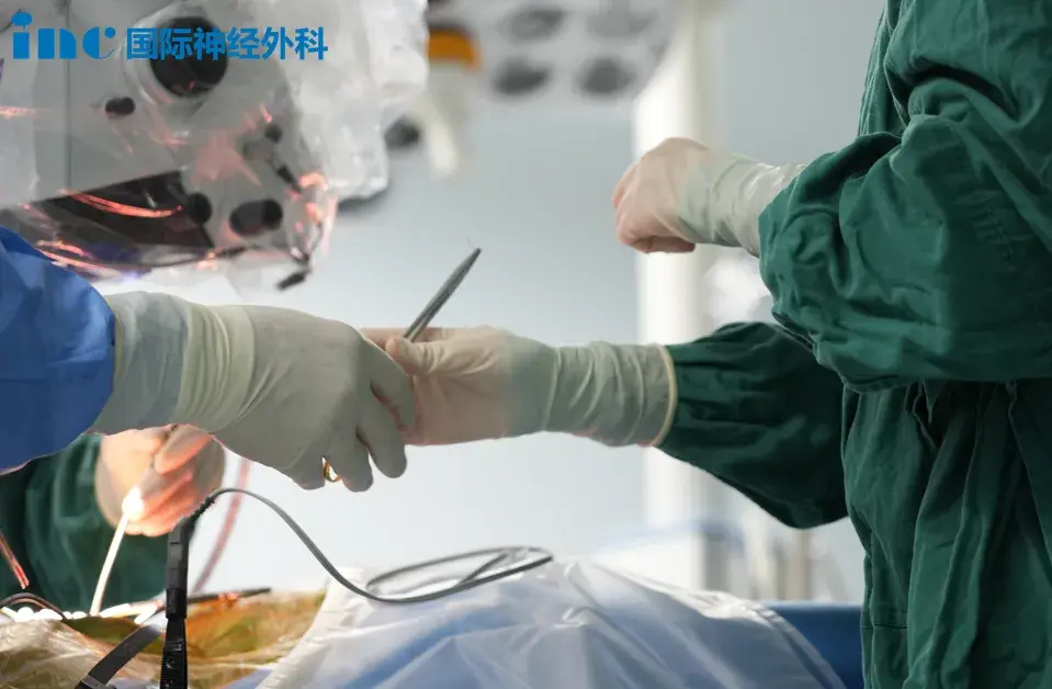 INC<a href='/guojizhuanjia/Bertalanffy.html' target='_blank'><u>巴特朗菲</u></a>教授为他顺利手术